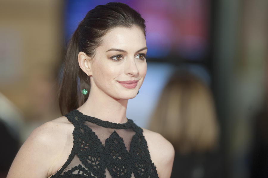 Anne Hathaway Height, Weight, Body Statistics, Net Worth and Husband